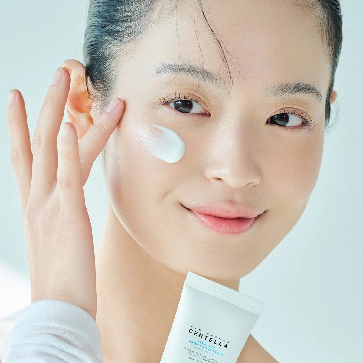 Skin1004 Madagascar Centella Hyalu-Cica Water-Fit Sun Serum SPF50+
